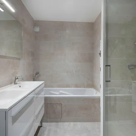 Triplex Pour 12 - 400m De La Des Libraires ポミシェ